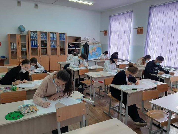 9-11 сынып оқушылары арасында қазақ тілі мен әдебиеті, орыс тілі мен әдебиеті, ағылшын тілі, Қазақстан тарихы, математика, информатика, химия, биология, физика және география пәндері бойынша өтілген мектепішілік олимпиада
