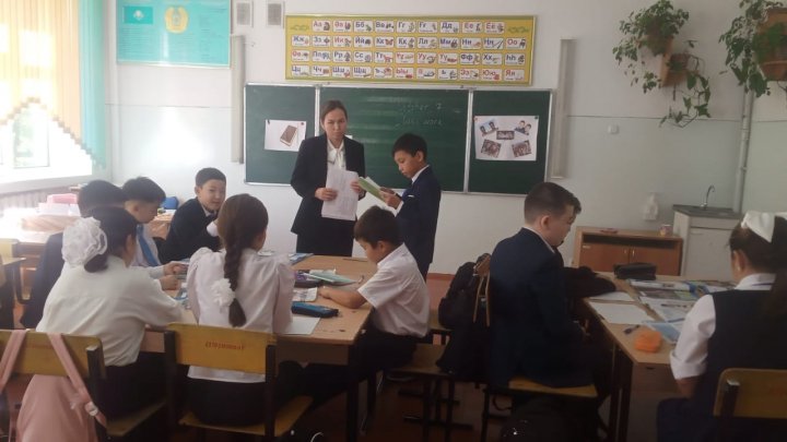 Шет тілдер айлығы