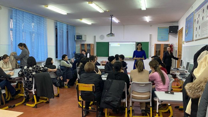 “Біртұтас тәрбие” бағдарламасы негізінде “Тәуелсіздік және Отаншылдық”  құндылығын дәріптеу мақсатында “Ата-аналар мектебі” жобасы аясында “Ақпараттан ақ-қараны ажырату!” тақырыбында 6-сынып оқушылары ата-аналармен іс-шара ұйымдастырылып, өткізіді.